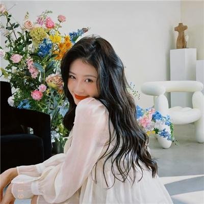 坐推土机的少女